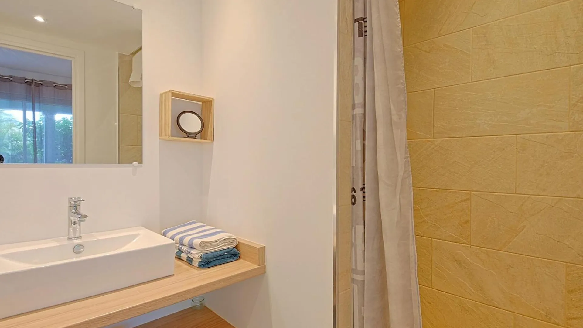 Appartement Bord De Mer Avec Climatisation, Piscine Et Parking - Fr-1-734-61 Orient Bay Apartmán
